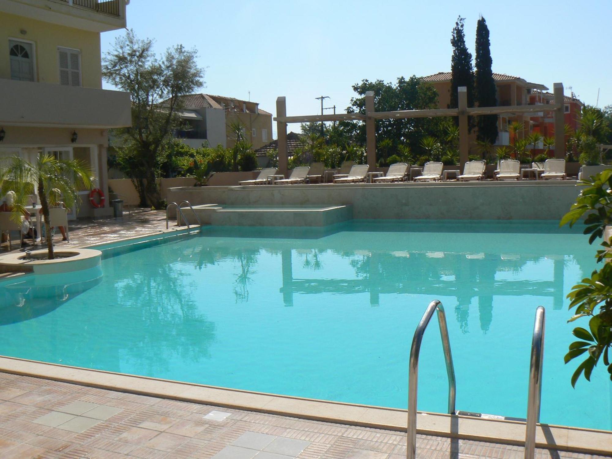 Happyland Hotel Apartments Нідрі Екстер'єр фото